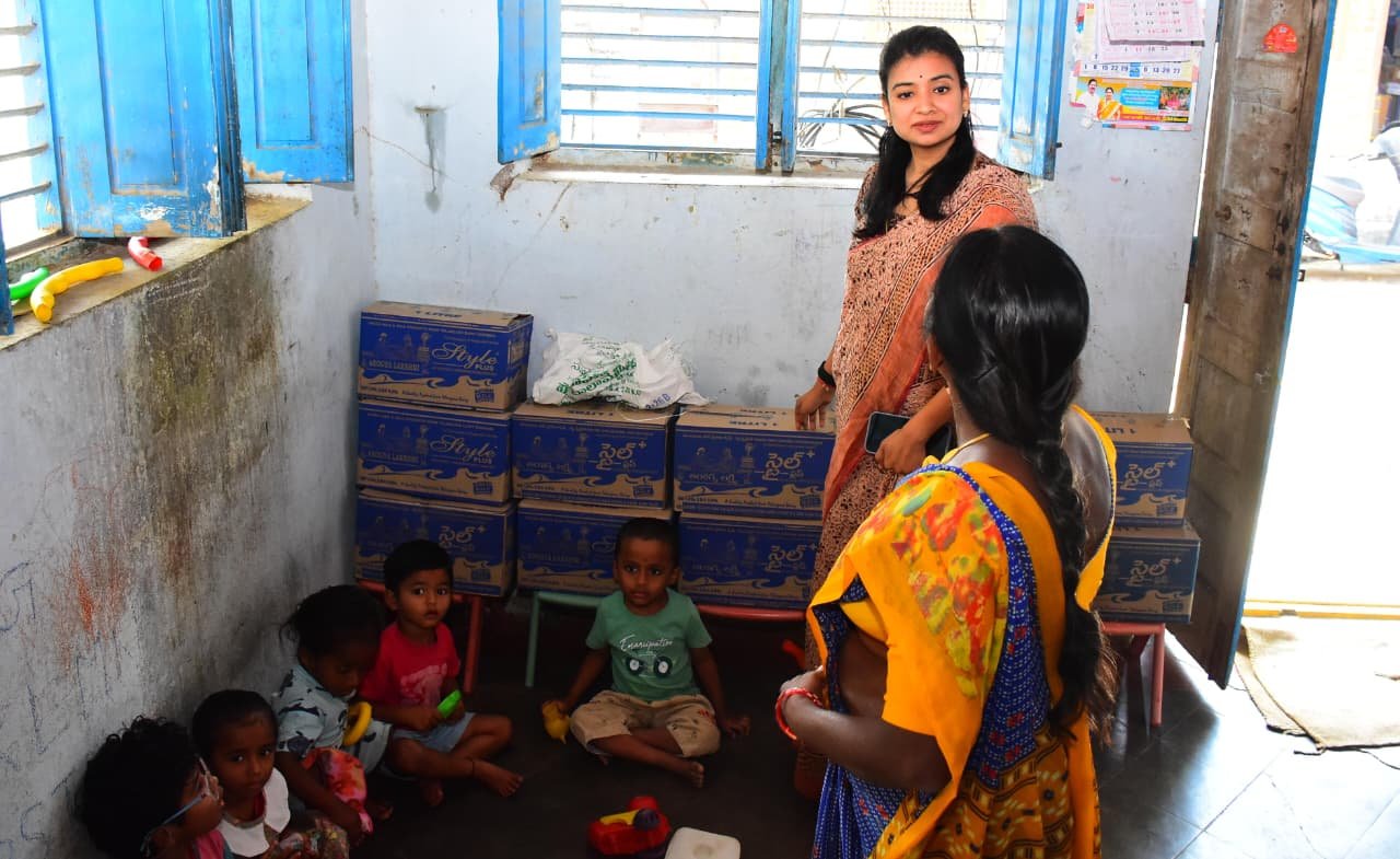 రాజన్న సిరిసిల్ల, మార్చి -13 సిరిసిల్ల అశోక్ నగర్ లోని అంగన్వాడీ కేంద్రంలో ఆకస్మిక తనిఖీకలెక్టర్ గరిమ అగ్రవాల్